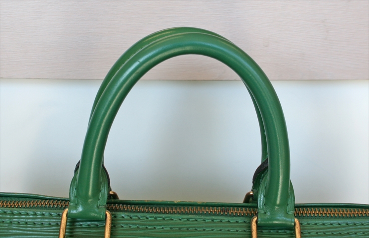 John Pye Auctions - LOUIS VUITTON, SPEEDY GREEN EPI HANDBAG WITH GREEN  LEATHER. ESTIMATED SIZE OF 27X19X15CM (ITEM INCLUDES A CERTIFICATE OF  AUTHENTICITY) AAX2664