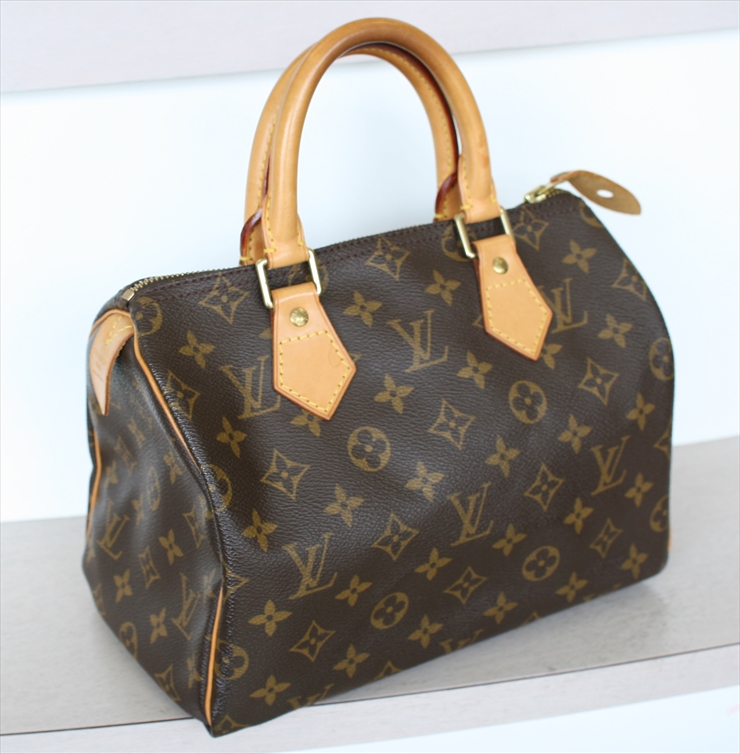 15922 - P2,800 Louis Vuitton Monogram Favorite 25cm Sling Bag