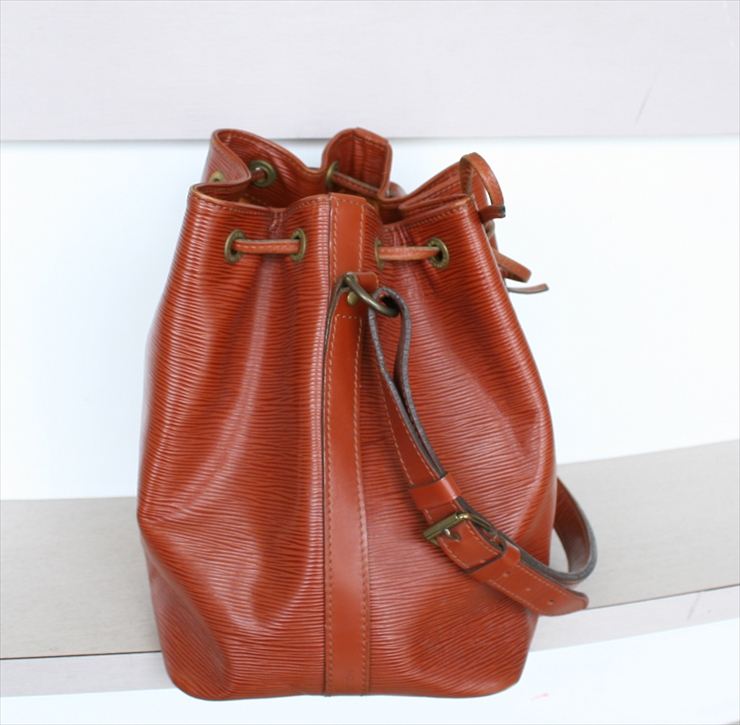 LOUIS VUITTON PETIT NOE Epi Brown