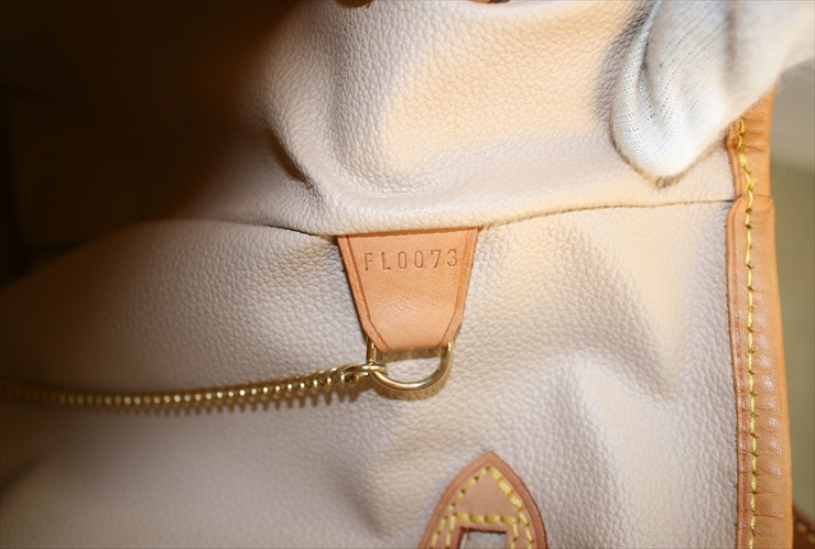 Louis Vuitton L Handbag 370317