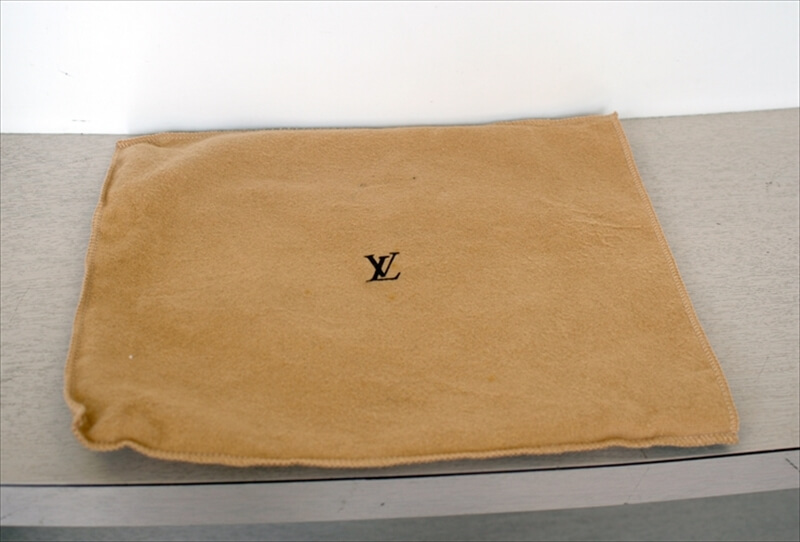 Louis VUITTON Pañuelo de seda con monograma sobre fondo …