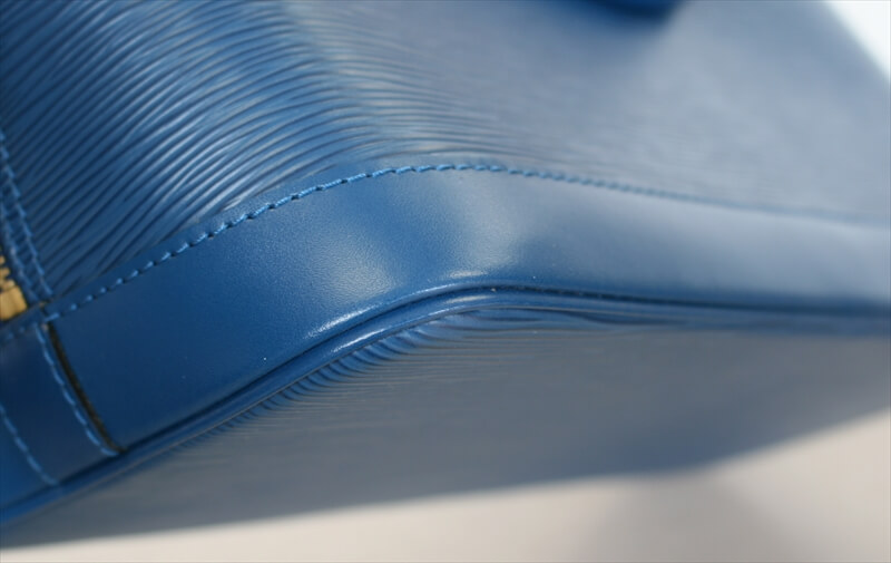 LOUIS VUITTON ALMA Epi Blue Handbag
