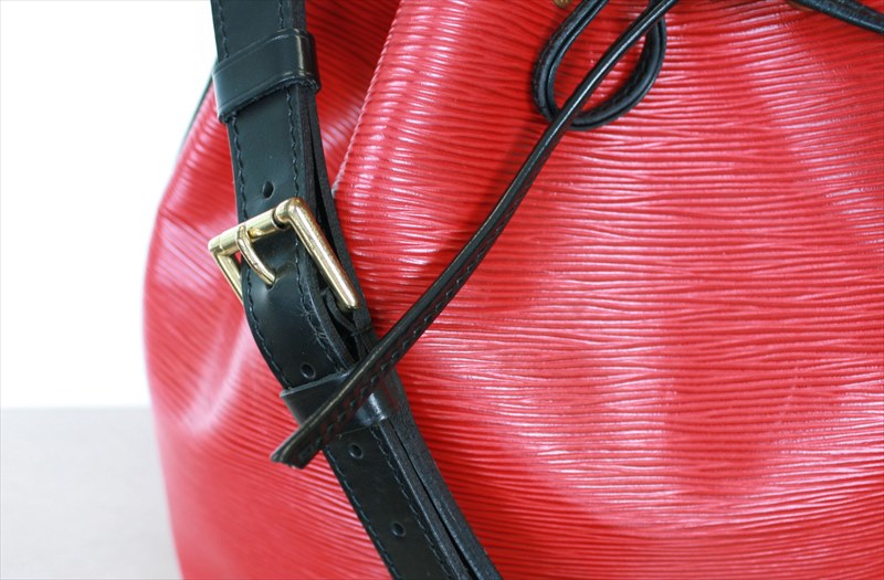 Noe Louis Vuitton Petit Noé two-tone handbag in red & black epi leather,  garniture en métal doré ref.238673 - Joli Closet