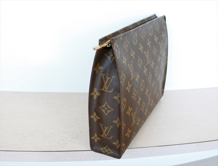 Poche Toilette 26 Monogram