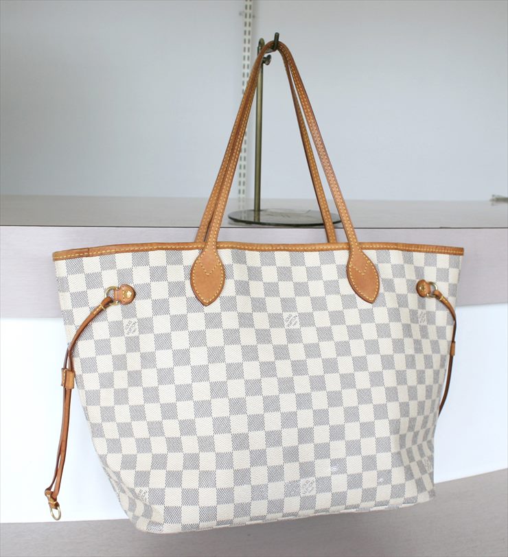 Louis Vuitton Damier Azur Neverfull MM w/ Pouch - White Totes, Handbags -  LOU782831
