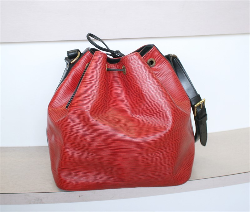 LOUIS VUITTON PETIT NOE Epi Red Black Bi-color Shoulder Bag No.1197-e